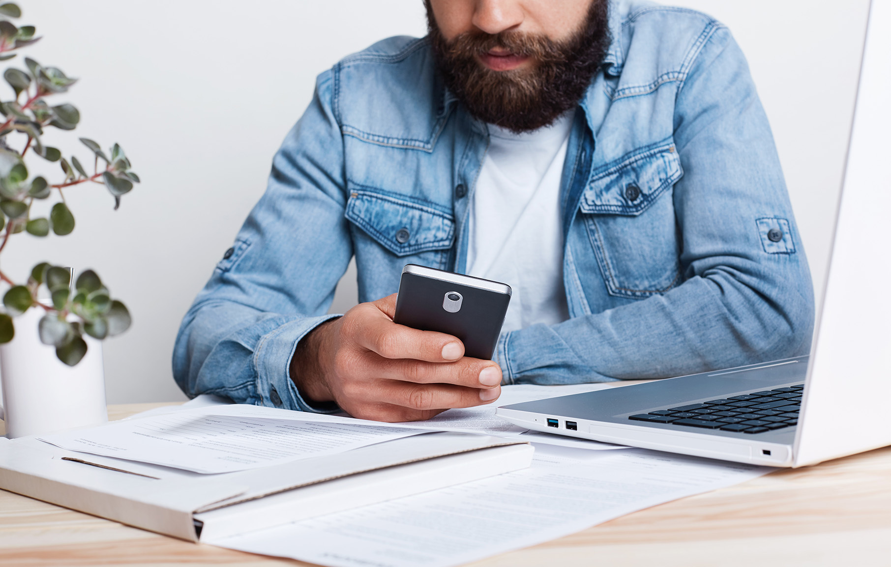 Homme téléphone papiers